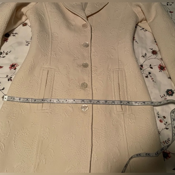 Elegant Italian Coat with Soft Broidery Pattern - Picture 10 of 11
